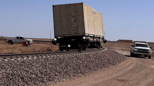 A Parallel Systems prototyp on the Association of American Railroads test track in Pueblo, Colorado that has got safety clearance from the Federal Railroad Administration for the first commercial pilot on the man line.